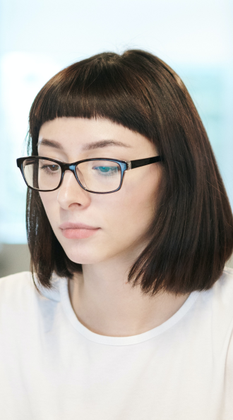 Conseillère Cerfrance Moselle devant son ordinateur au bureau