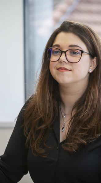 Conseillère comptable Cerfrance Moselle dans son bureau