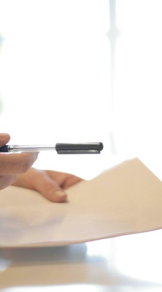 Un conseiller et un client avec un papier et un stylo pour la gestion du patrimoine