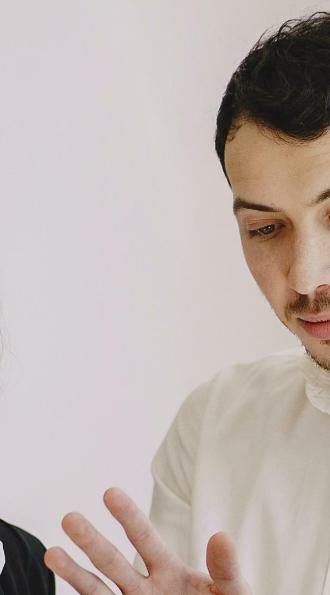 2 personnes discutant