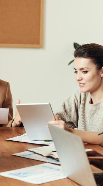 Plusieurs personnes en réunion