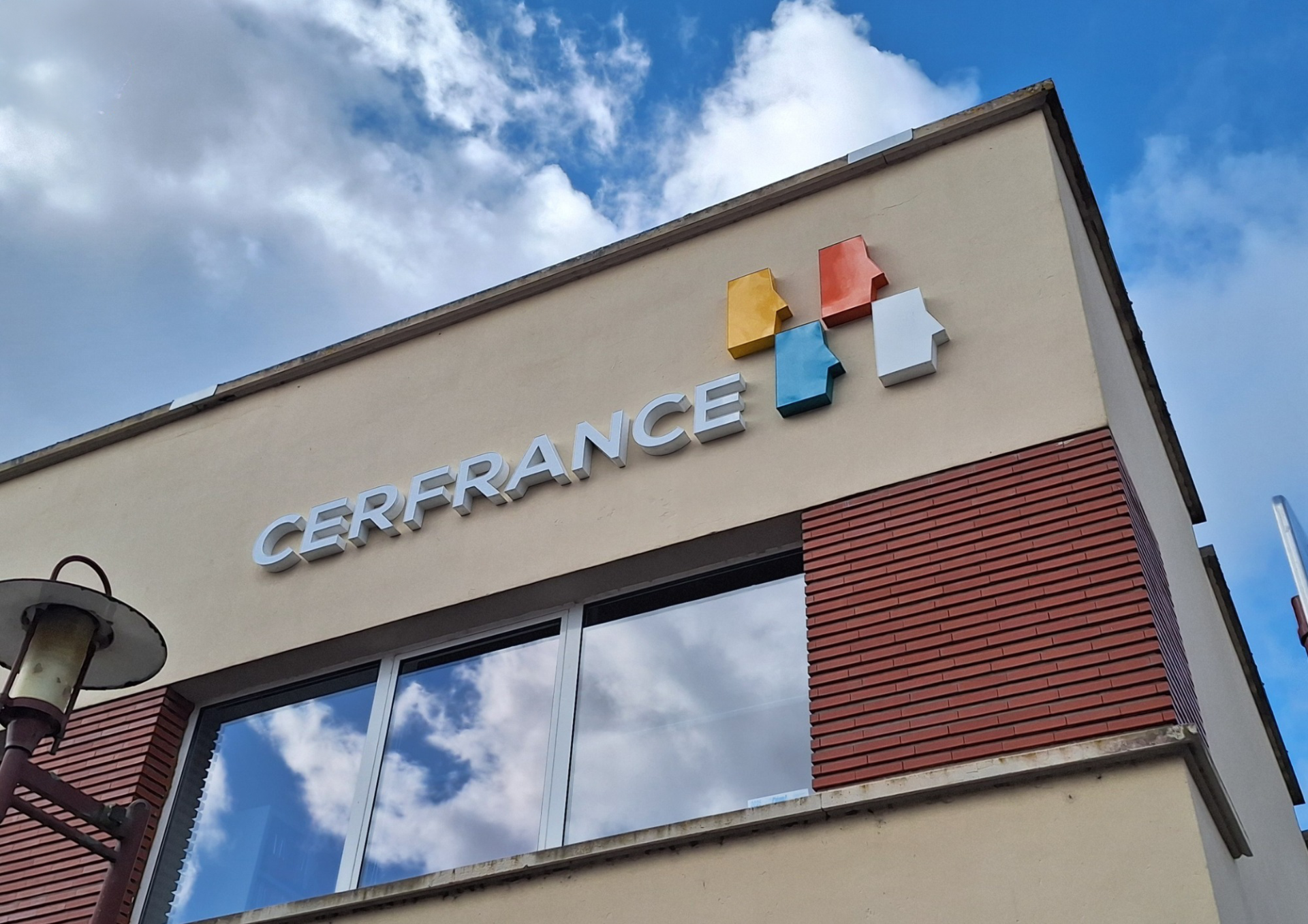Logo Cerfrance Moselle sur le bâtiment de Cerfrance Morhange.