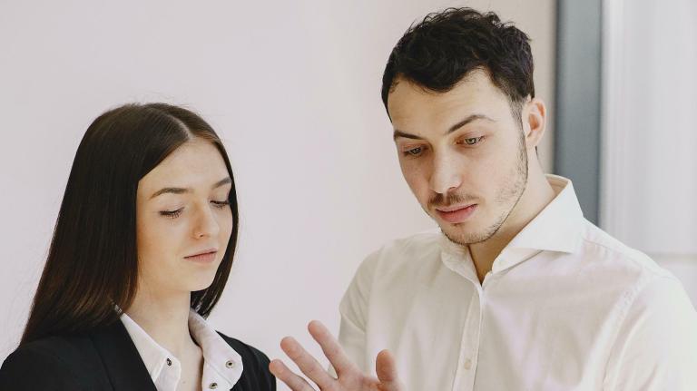 2 personnes discutant